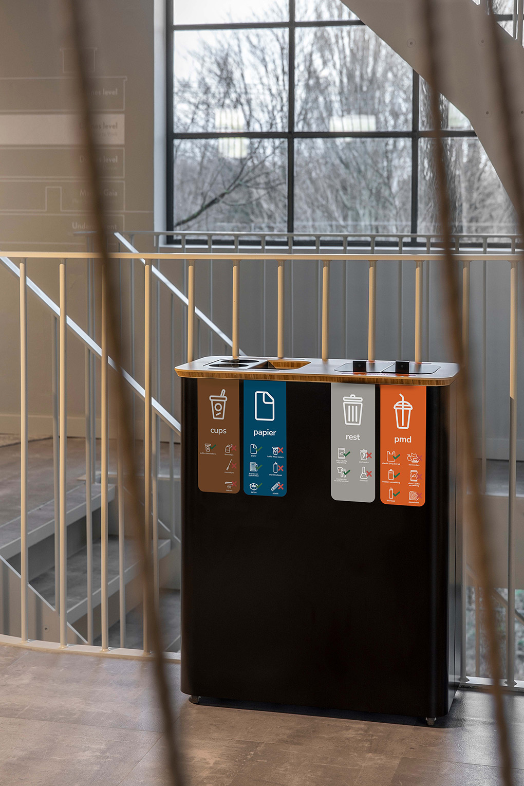 Wordpress-expert-woocommerce-specialist-webdesign-conversie-seo-hosting-Deafvalbak - sfeerbeeld - staand-2